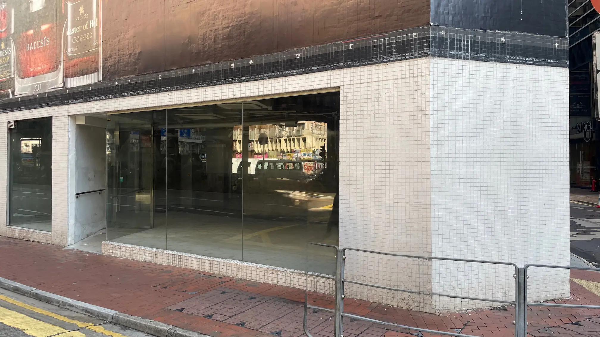 銅鑼灣舖位。堅拿道東街角一個舖位設大型玻璃窗及鋪磚外牆,旁為行人路。