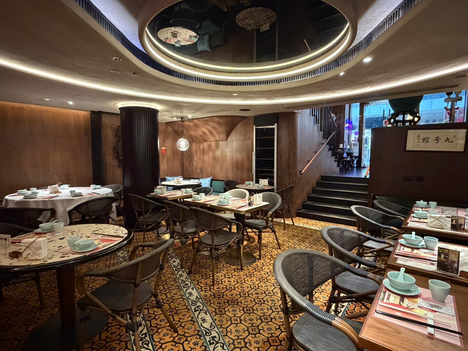 中環餐廳舖位。一間餐廳,設有已擺放好的餐枱、圖案地磚,並有樓梯通往上層。