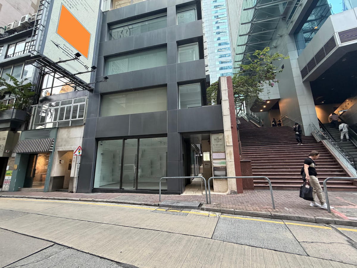 中環雲咸街一座設有大窗戶的黑色建築，附近有行人經過一道寬闊的戶外樓梯。