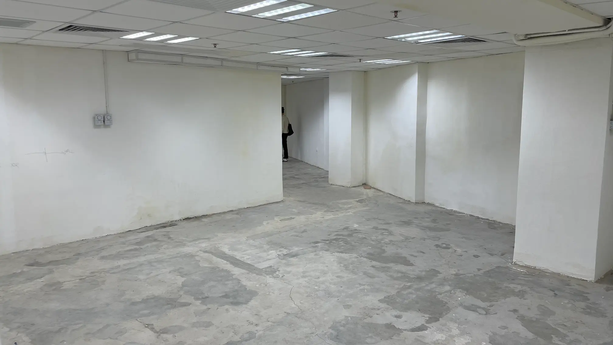 中環都爹利街附近一個空置房間，設有白牆、外露水泥地面、吊頂及光管。