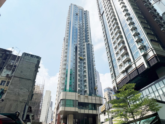 中環餐廳舖位。結志街上方為現代化玻璃大廈,前方可見舊式建築及樹木。