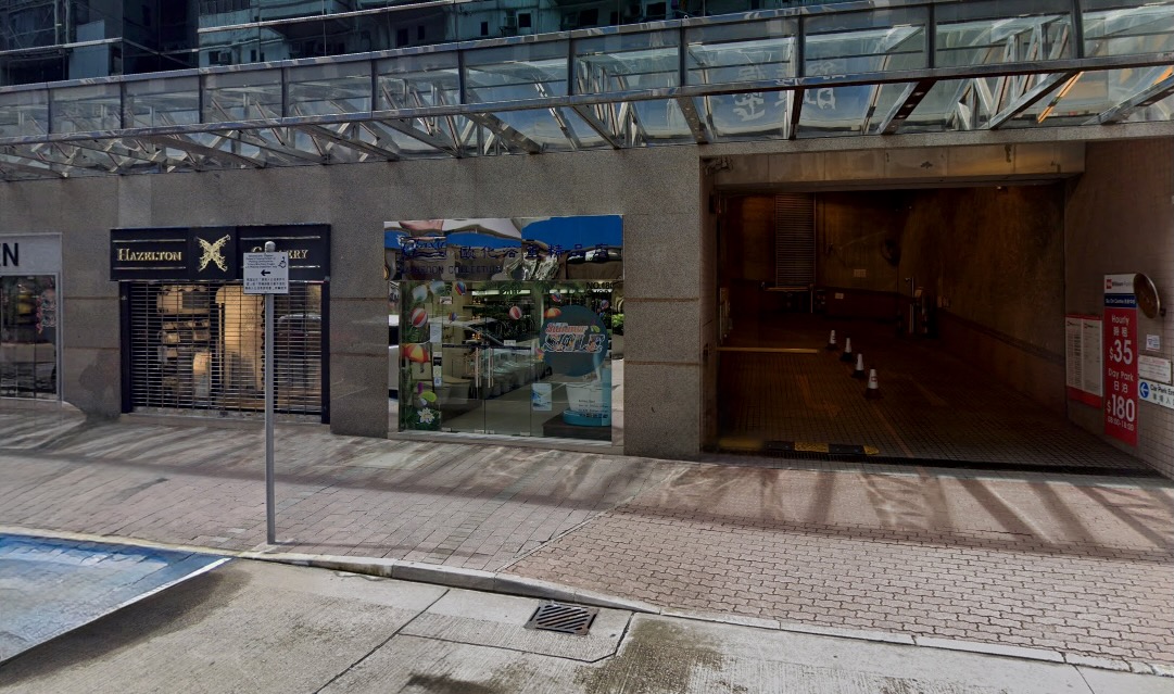 灣仔舖位。駱克道,街道上可見禮品店、珠寶店及停車場入口。