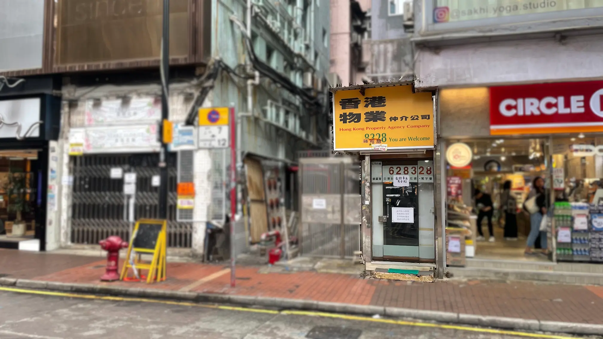 銅鑼灣舖位。富明街一個舖位入口上方設有黃色招牌,街道右邊可見Circle K店舖。