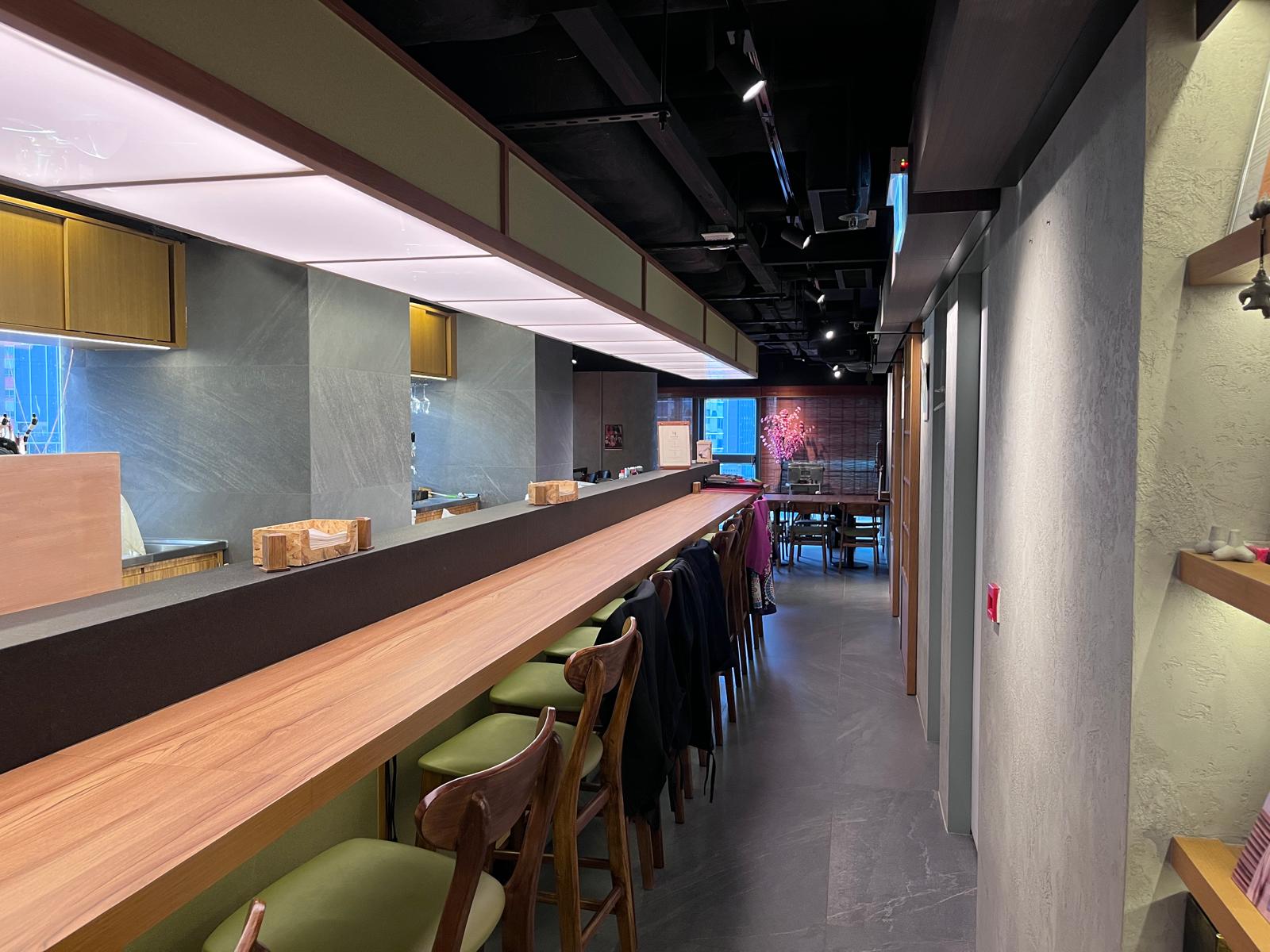 中環威靈頓街餐廳舖位。威靈頓街一間現代餐廳內部,設長木製櫃枱、綠色椅子及中央枱。