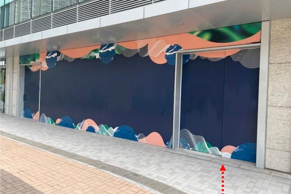 將軍澳至善街舖位。將軍澳至善街一座樓宇外牆繪有深藍色抽象波浪壁畫，並有紅色箭頭指示入口。
