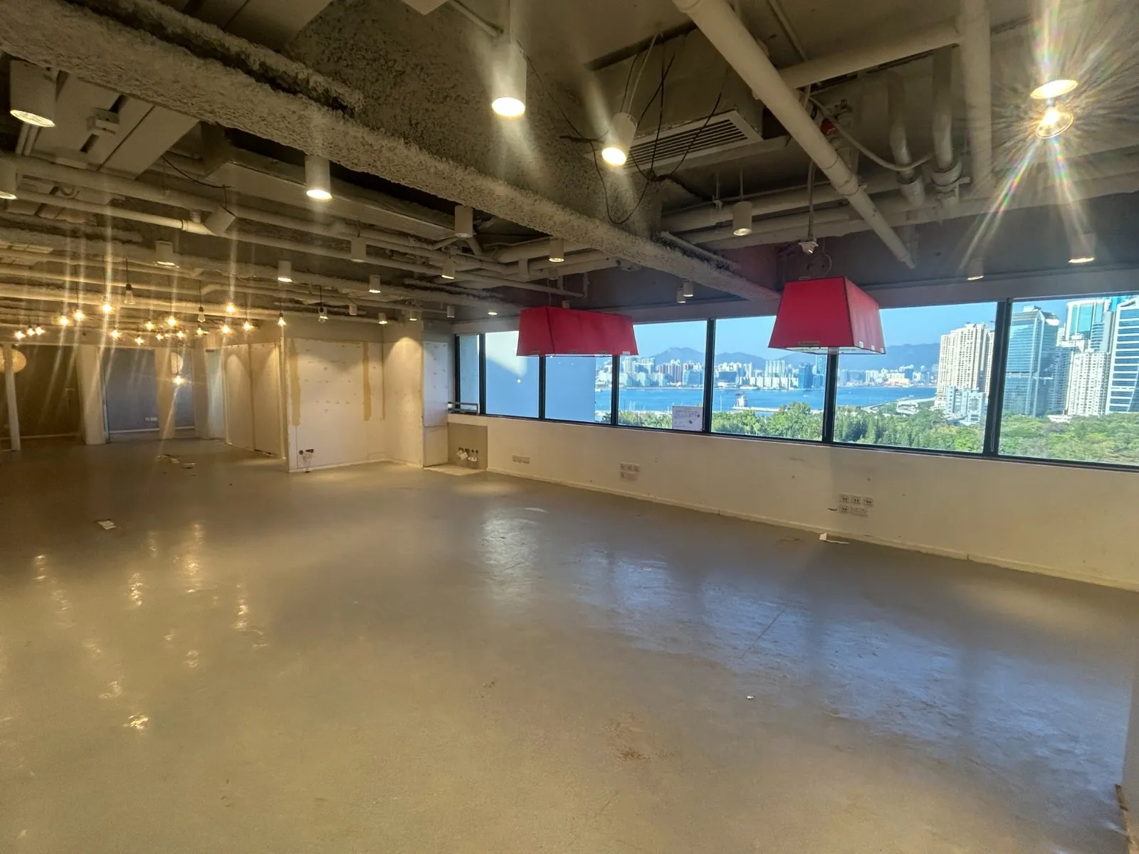 銅鑼灣吿士打道舖位。銅鑼灣吿士打道一個空置寫字樓,天花喉管外露,設紅色燈光及大窗,可眺望銅鑼灣城市景致。