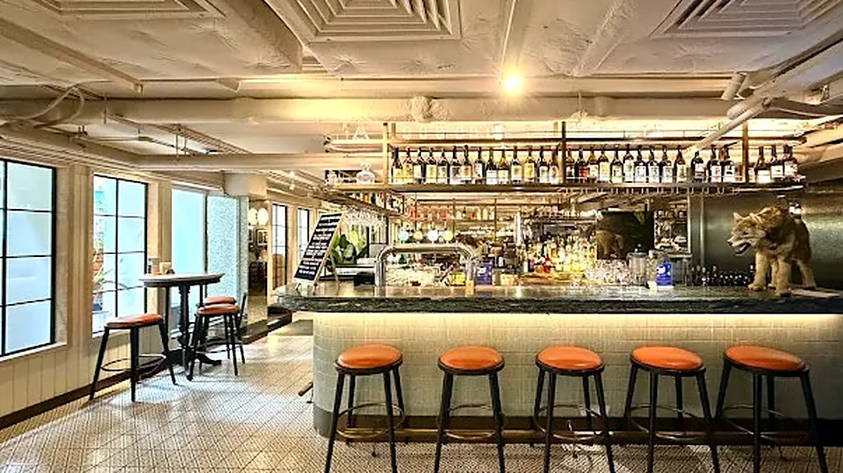 Restaurant for lease in Central – bar counter and dining area