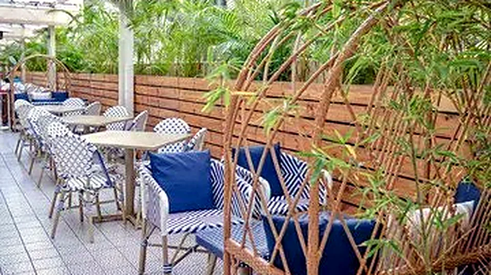 Restaurant for lease in Central – private flat roof terrace seating