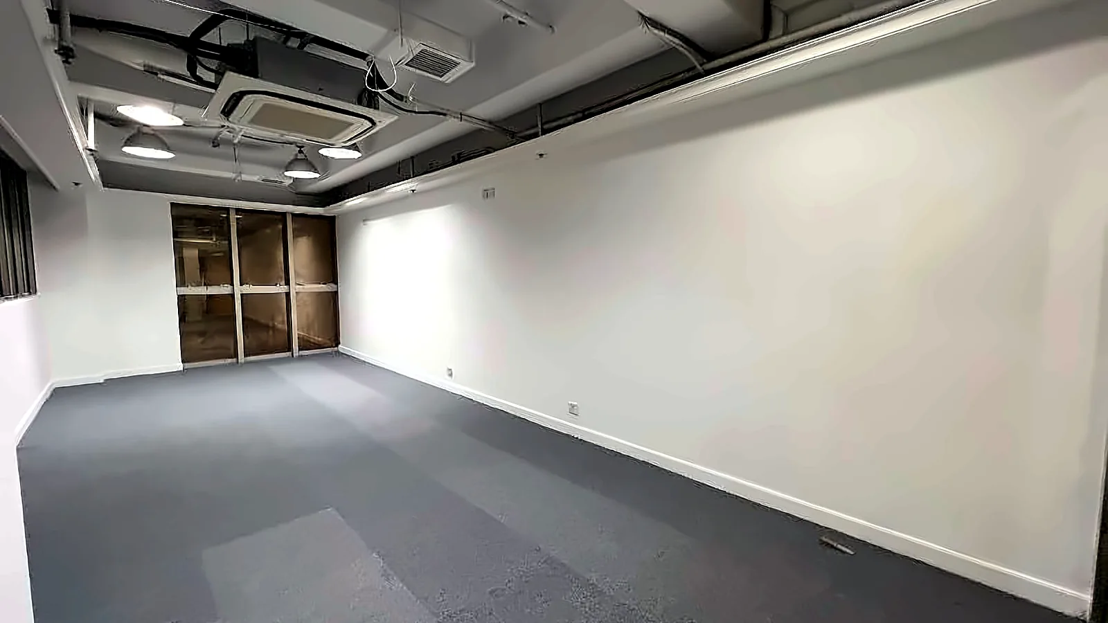 Office at Charmhill Centre, Tsim Sha Tsui – room with ceiling-mounted air-conditioning and white walls