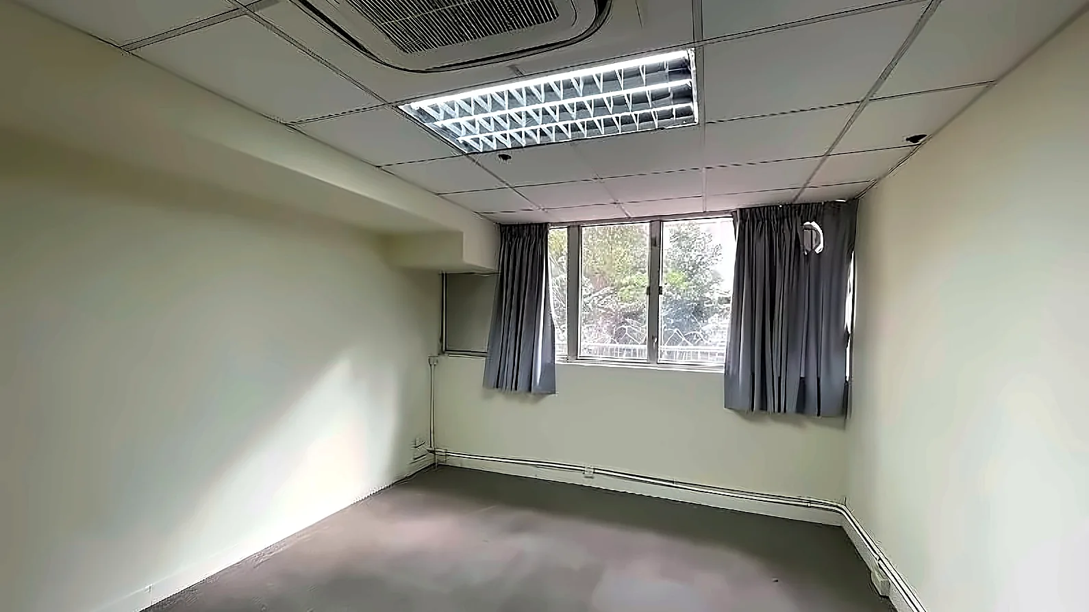 Office at Charmhill Centre, Tsim Sha Tsui – compact room with window and air-conditioning