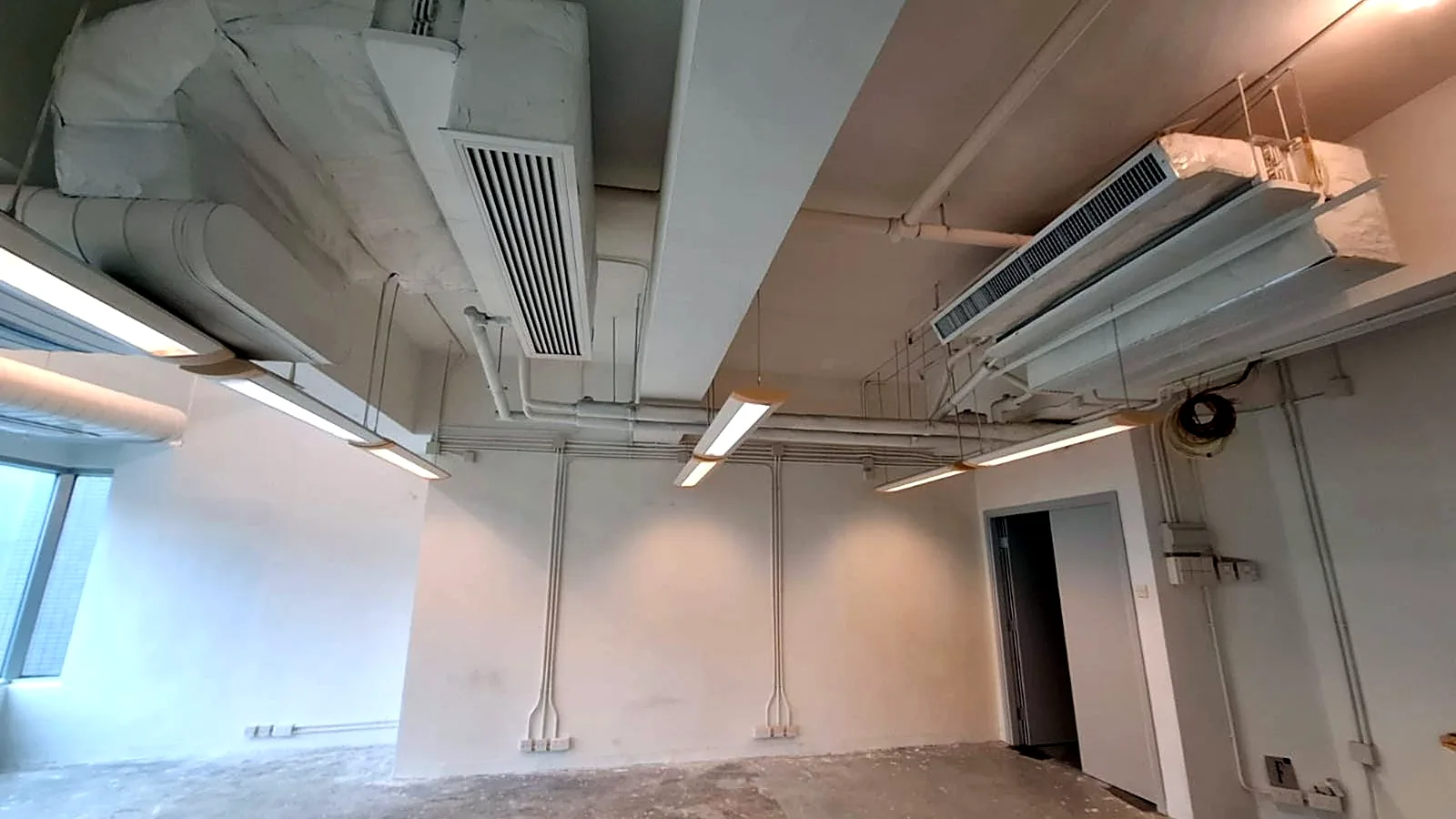 Office at Yan's Tower, Wong Chuk Hang – exposed ceiling and air-conditioning