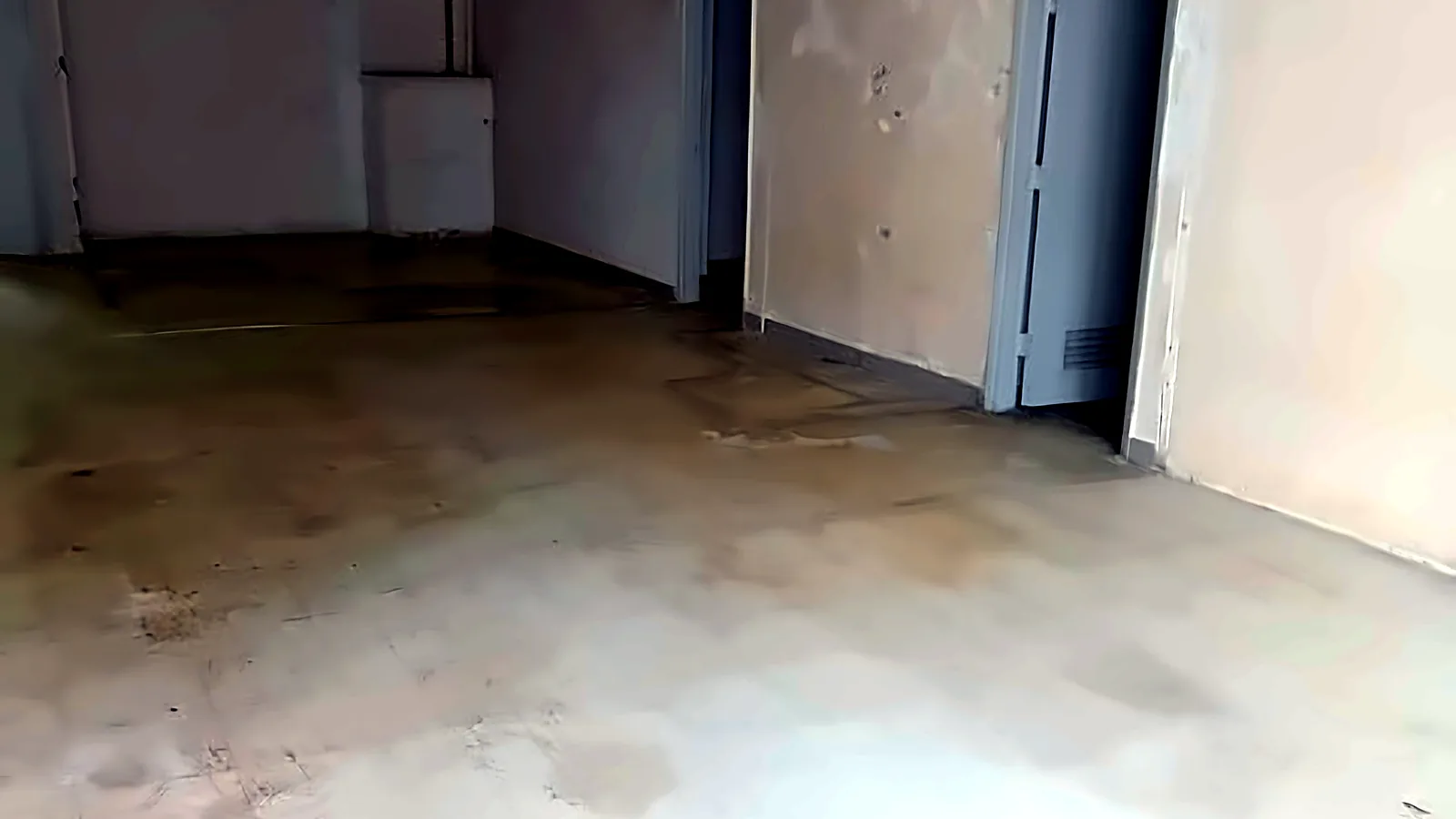Office at Sungib Industrial Centre, Wong Chuk Hang – open floor with side doorway