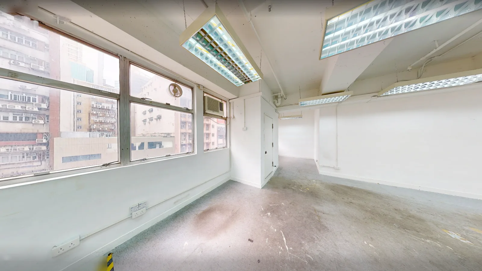 Office at China Trade Centre, Kwun Tong – window wall with city views