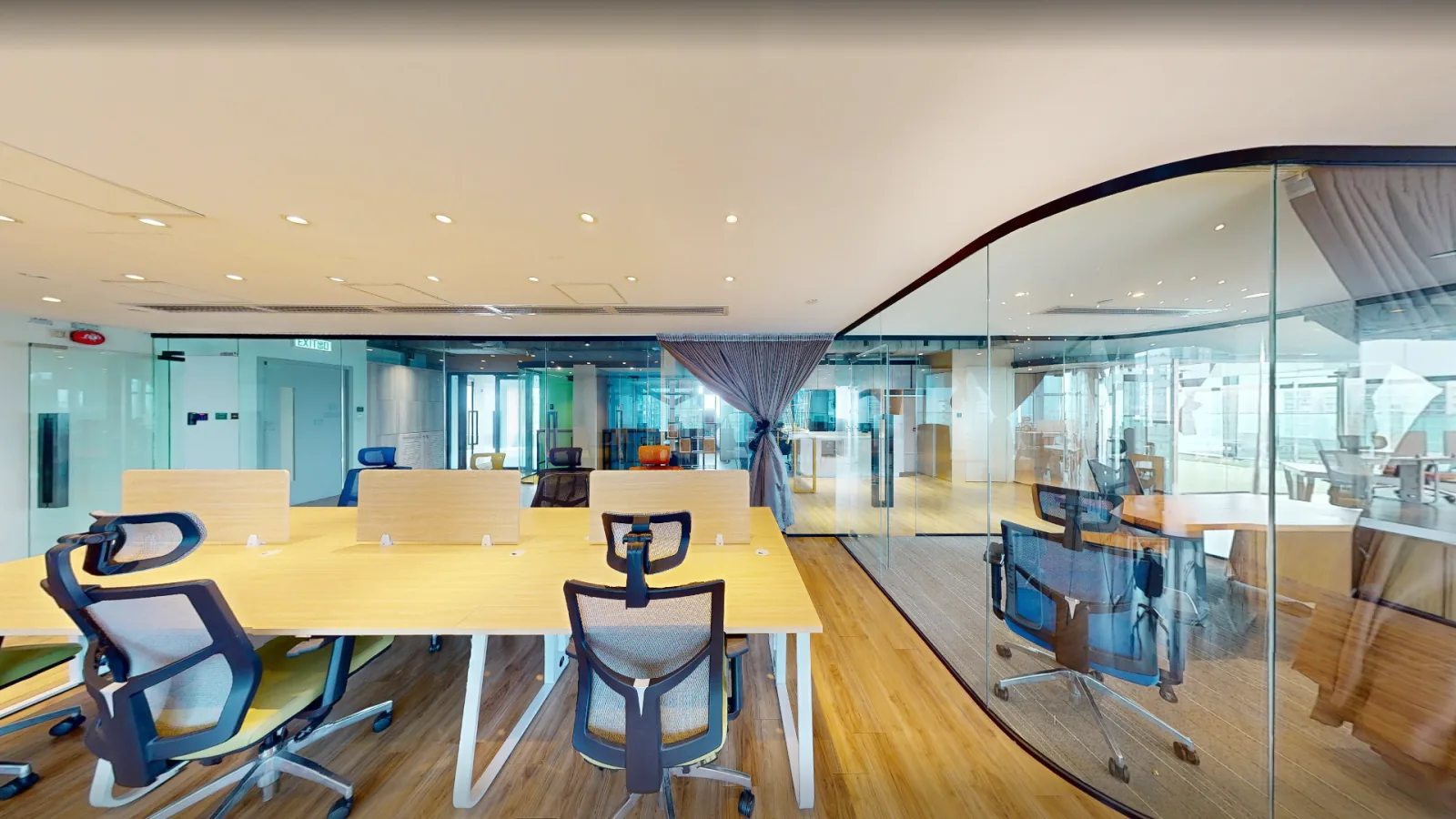 Office at Gravity, Kwun Tong – workstations and curved glass meeting room