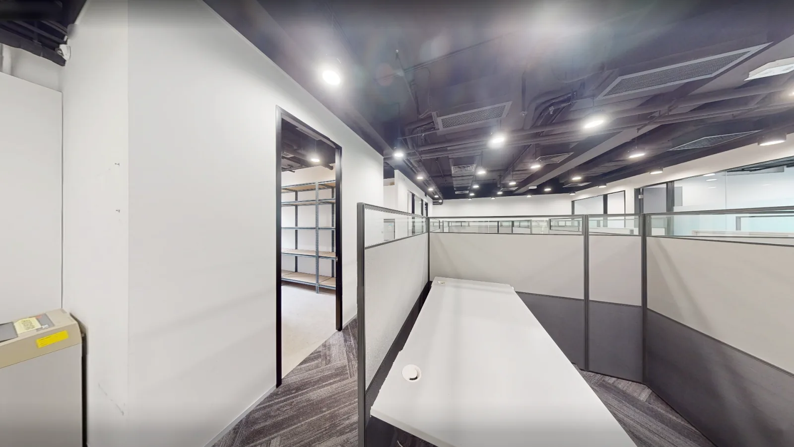 Office at Gravity, Kwun Tong – workstations along the partition wall
