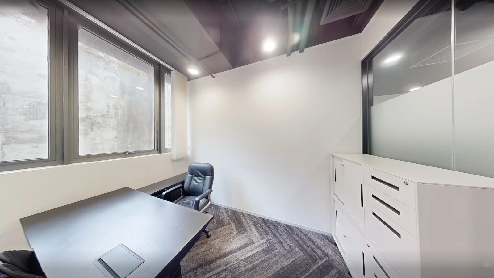 Office at Gravity, Kwun Tong – private office with desk and windows