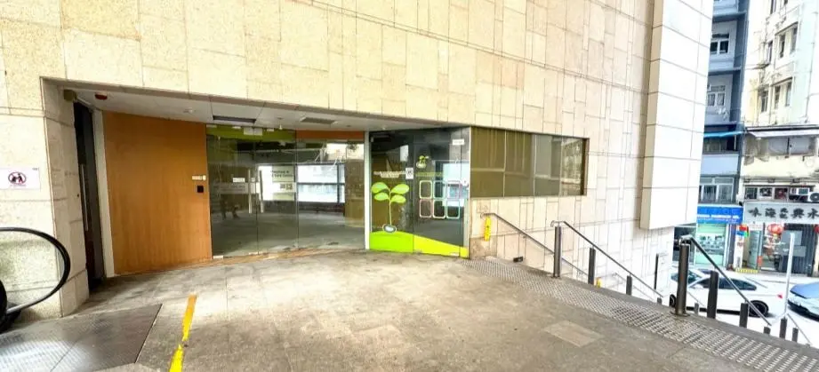Shop at Island Crest, Sai Ying Pun – entrance with glass frontage