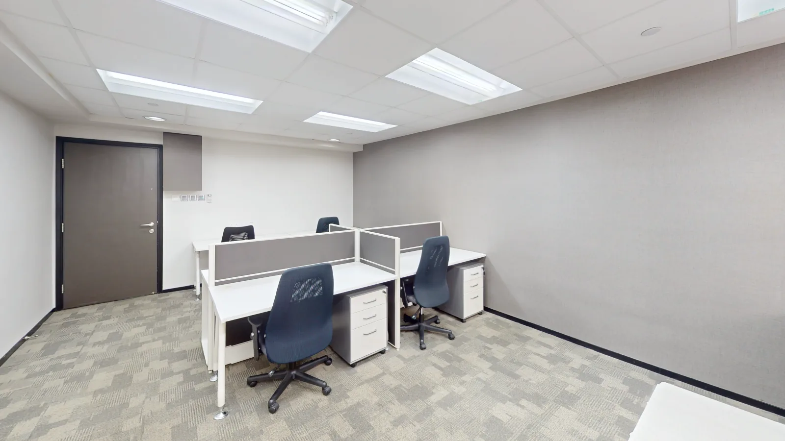 Office for lease on Wing Lok Street, Sheung Wan - workstations with storage