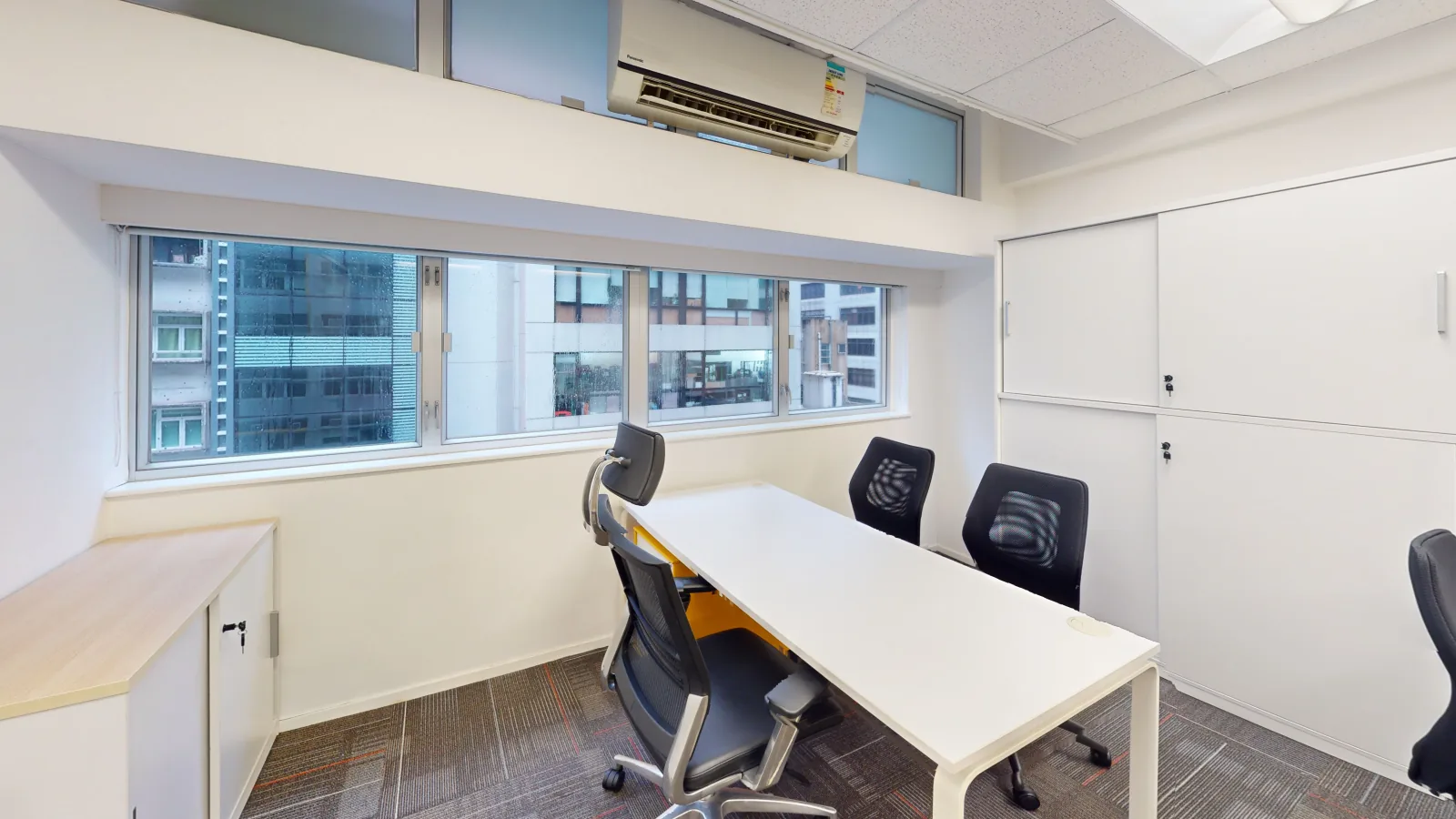 Office for lease on Wing Lok Street, Sheung Wan - meeting corner and cabinets