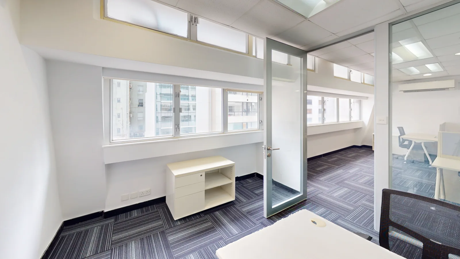 Office for lease on Wing Lok Street, Sheung Wan - meeting corner and cabinets
