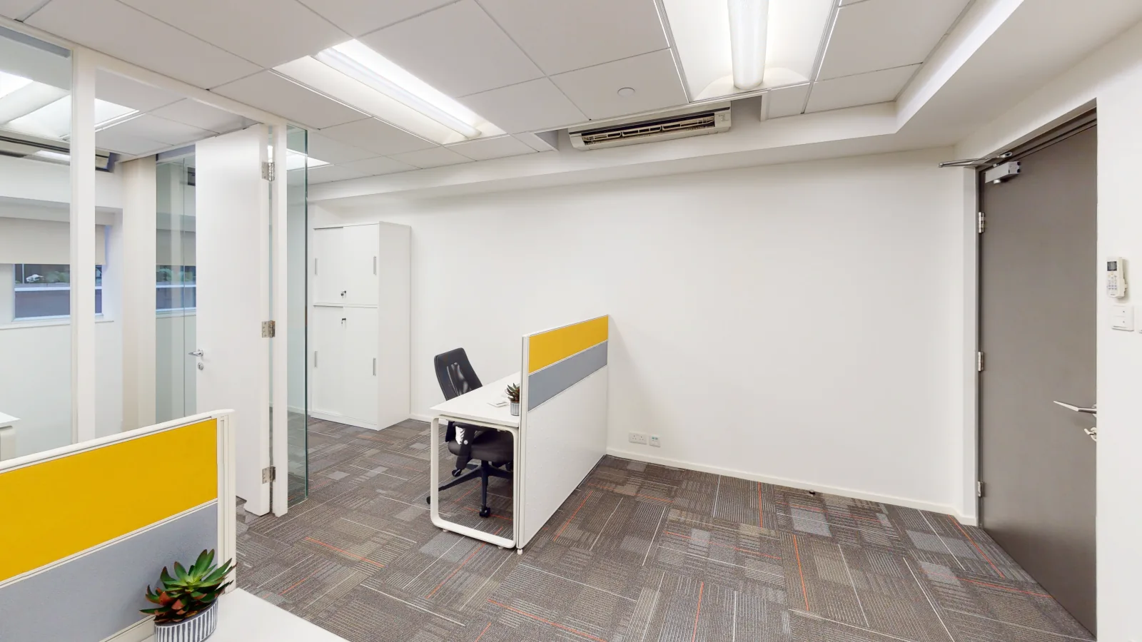 Office for lease on Wing Lok Street, Sheung Wan - workstations with storage