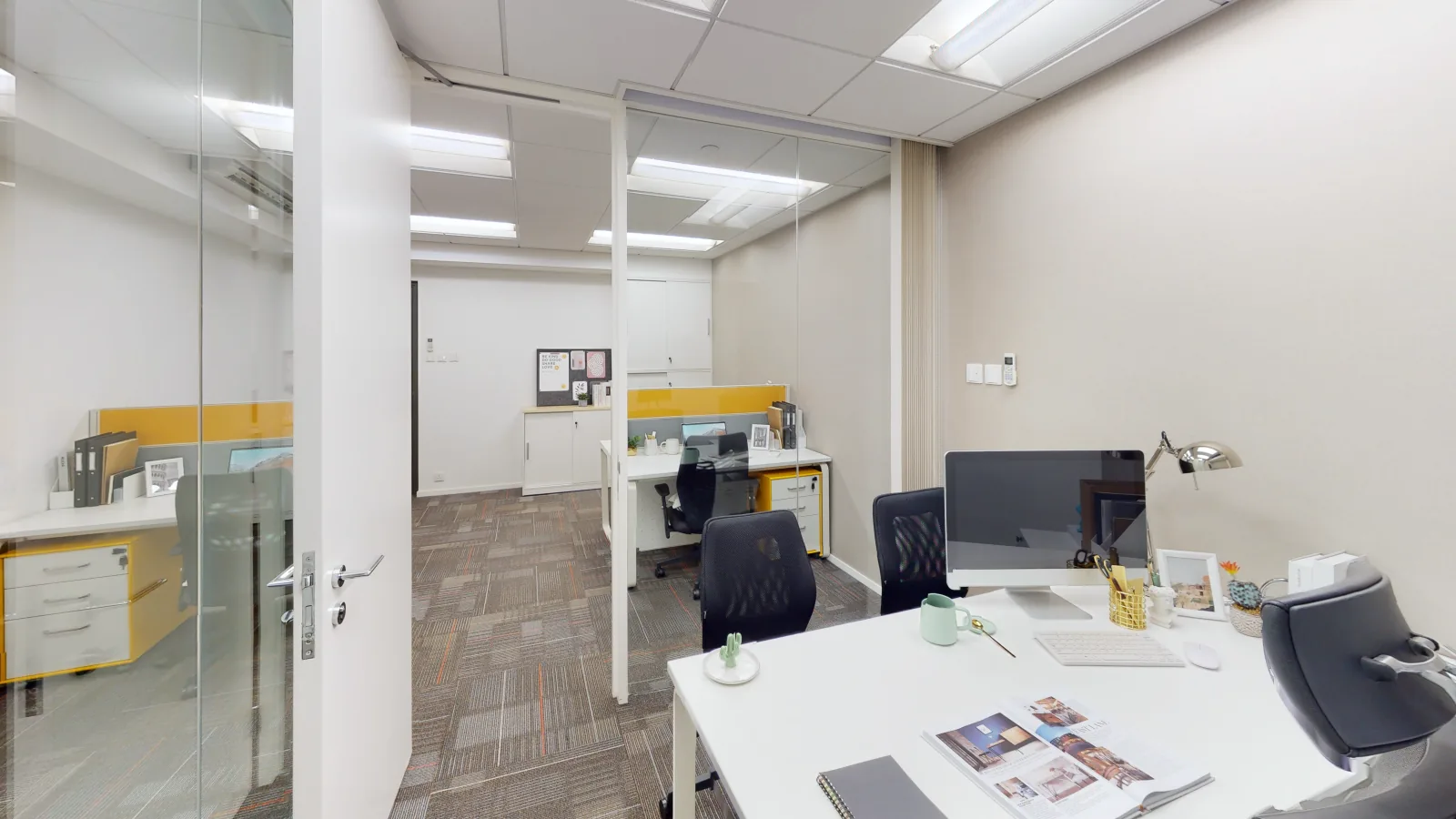 Office for lease on Wing Lok Street, Sheung Wan - meeting corner and cabinets