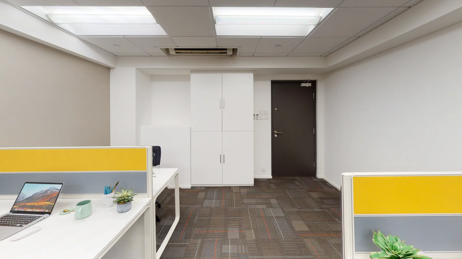 Office for lease on Wing Lok Street, Sheung Wan - meeting corner and cabinets
