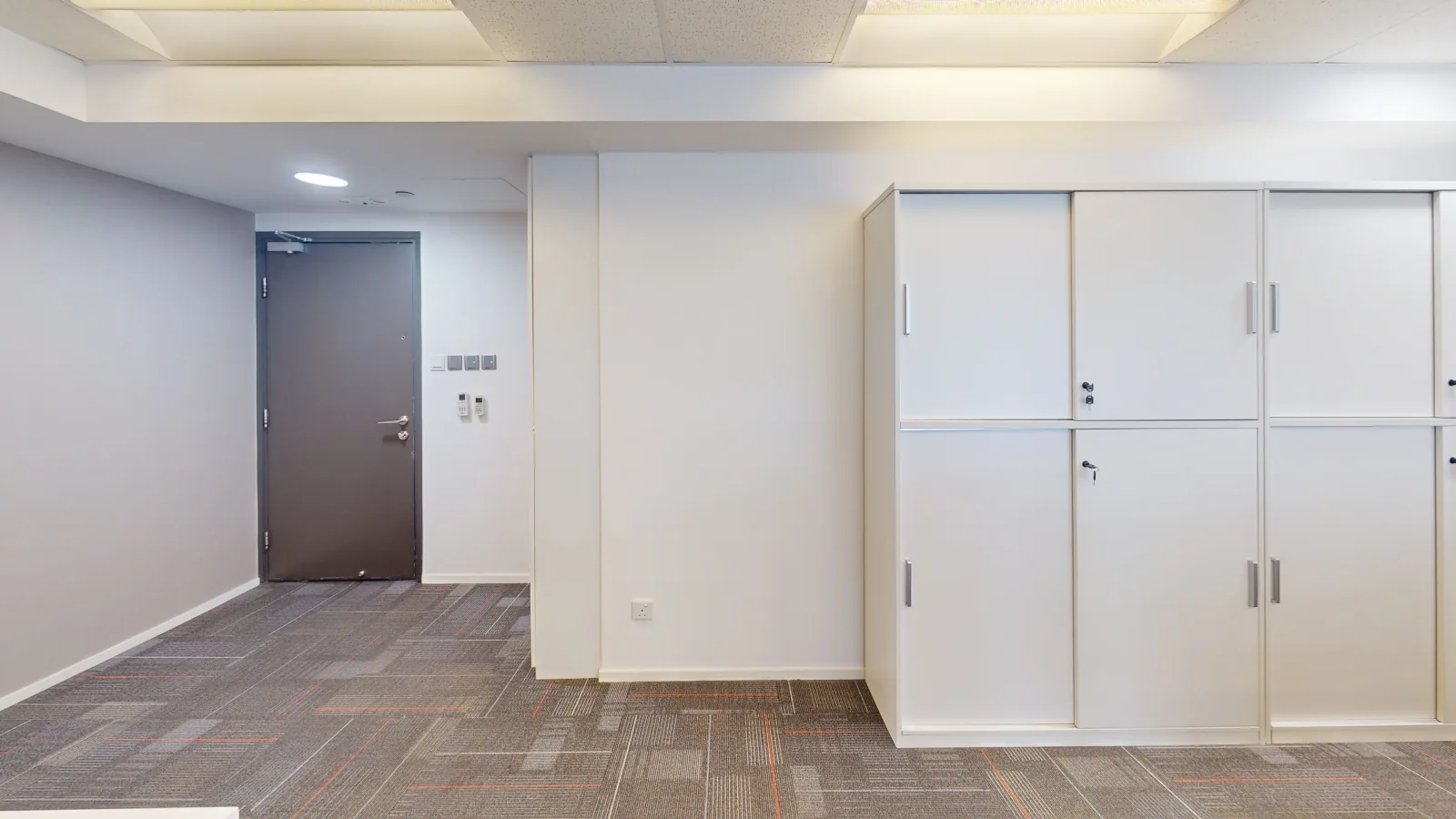 Office for lease on Wing Lok Street, Sheung Wan - meeting corner and cabinets