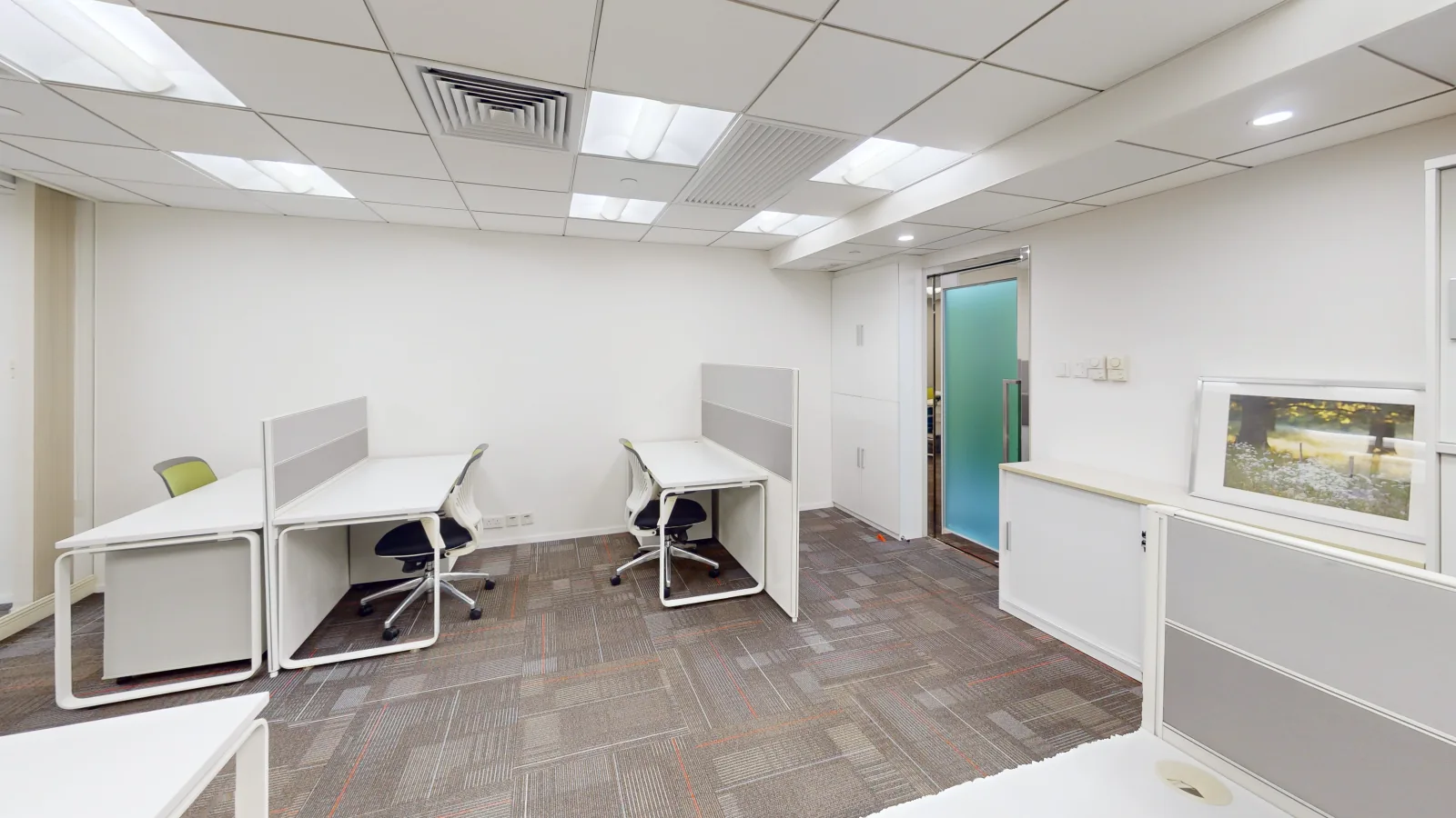 Office for lease on Hennessy Road, Wan Chai - workstations with storage