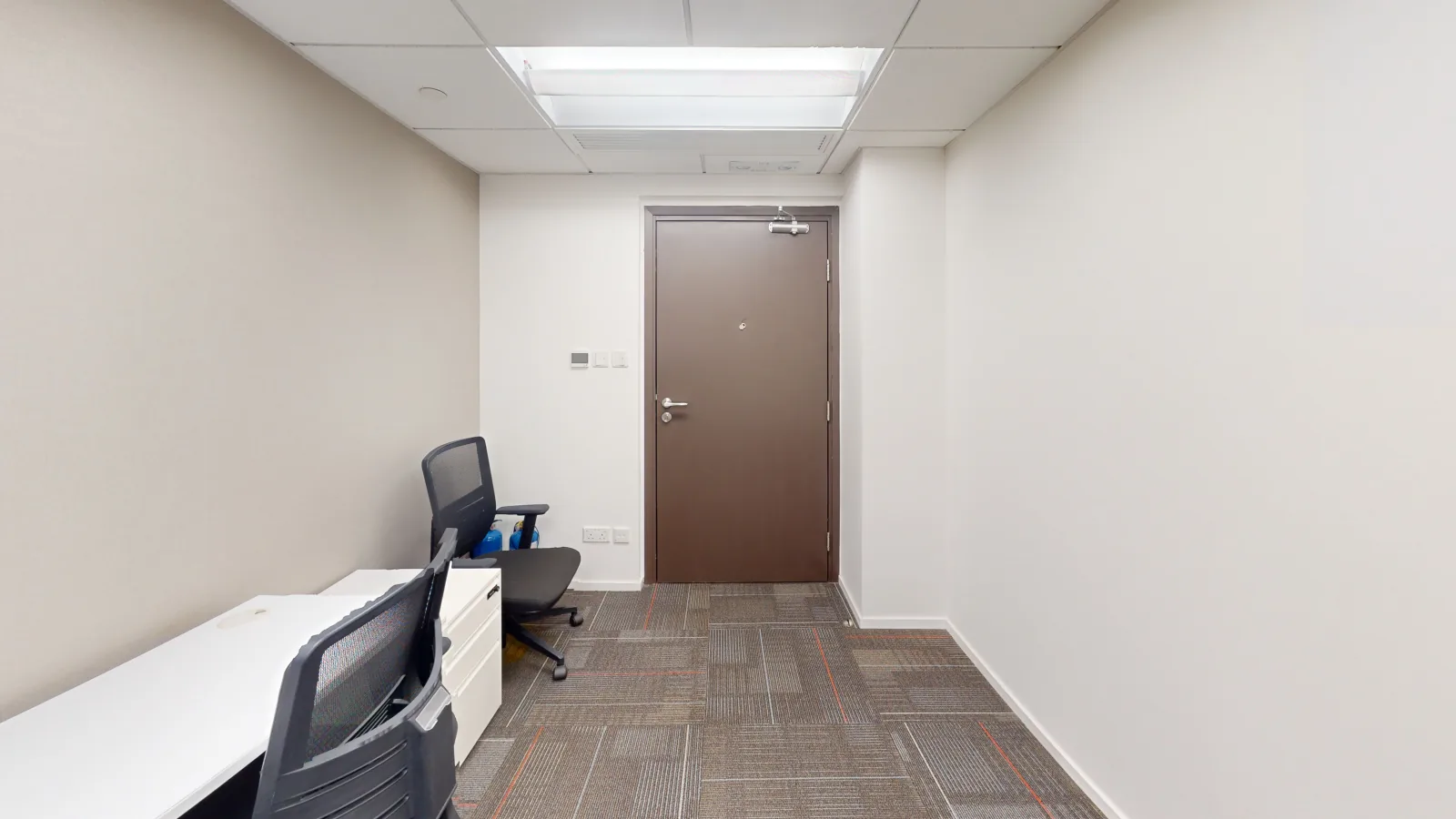 Office for lease on Nathan Road, Prince Edward - meeting corner and cabinets