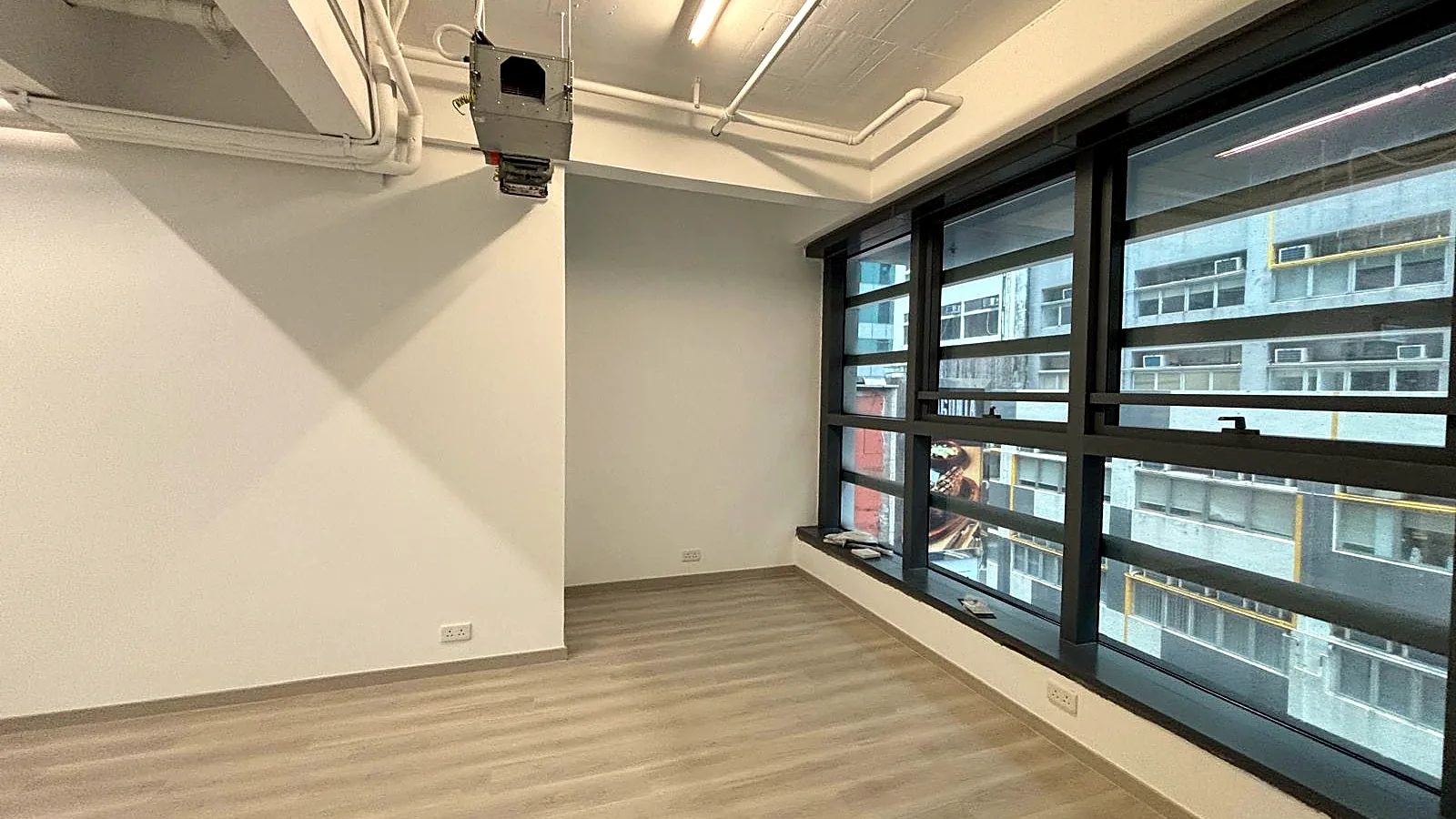 Office interior at Wing Lok Street, Sheung Wan - side windows and open floor plate