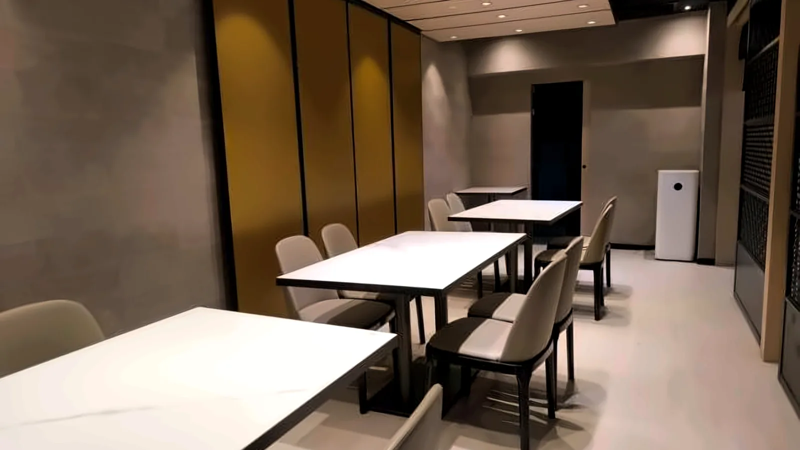 Restaurant at Cubus, Causeway Bay – dining area