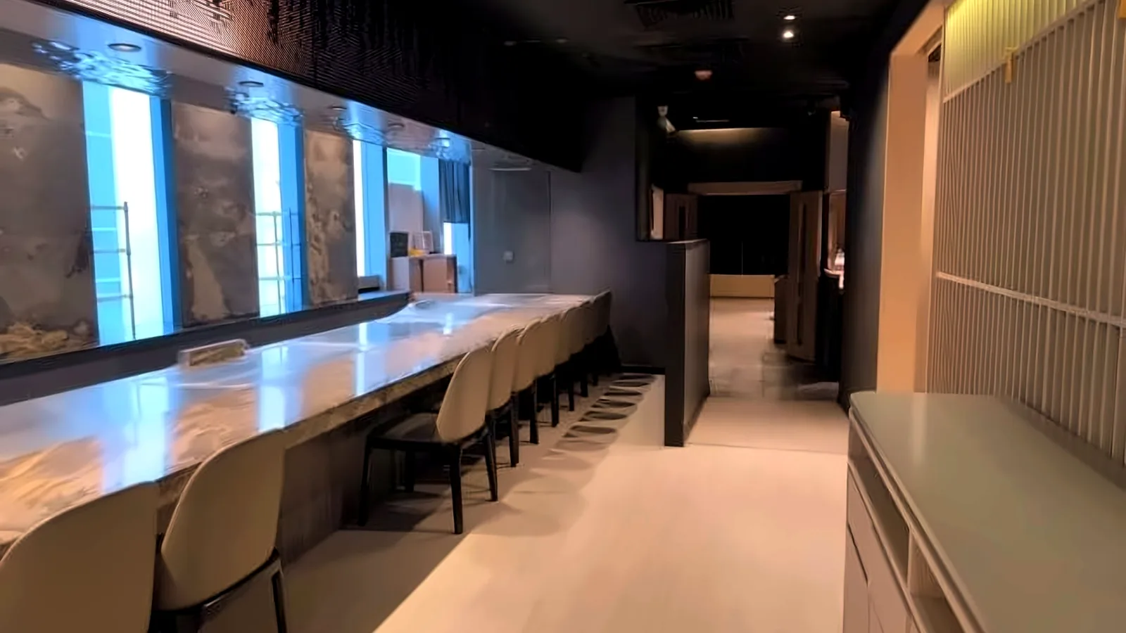 Restaurant at Cubus, Causeway Bay – stone hallway with greenery
