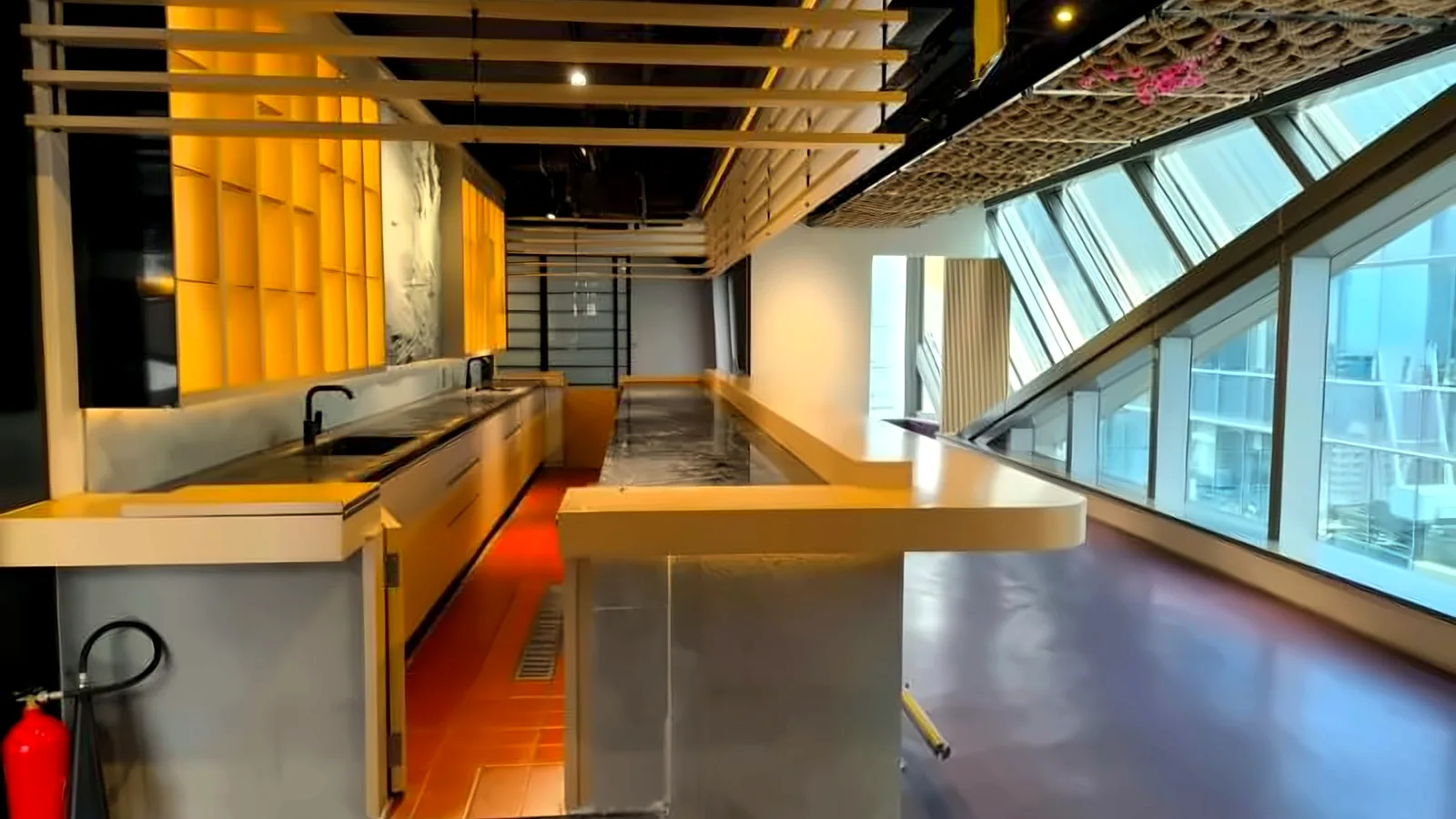 Restaurant at Cubus, Causeway Bay – bar with wooden ceiling detail