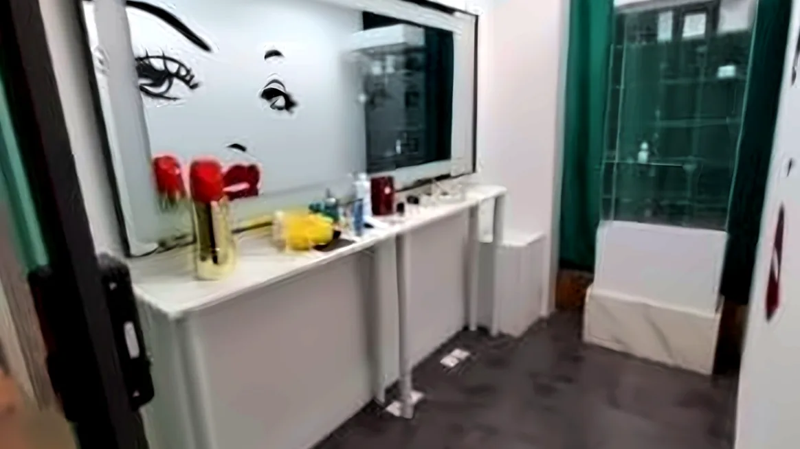 Office at Cubus, Causeway Bay – reception vanity