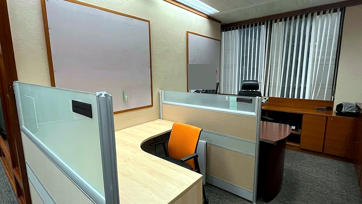 Office at St. George's Building, Central – fitted workstations