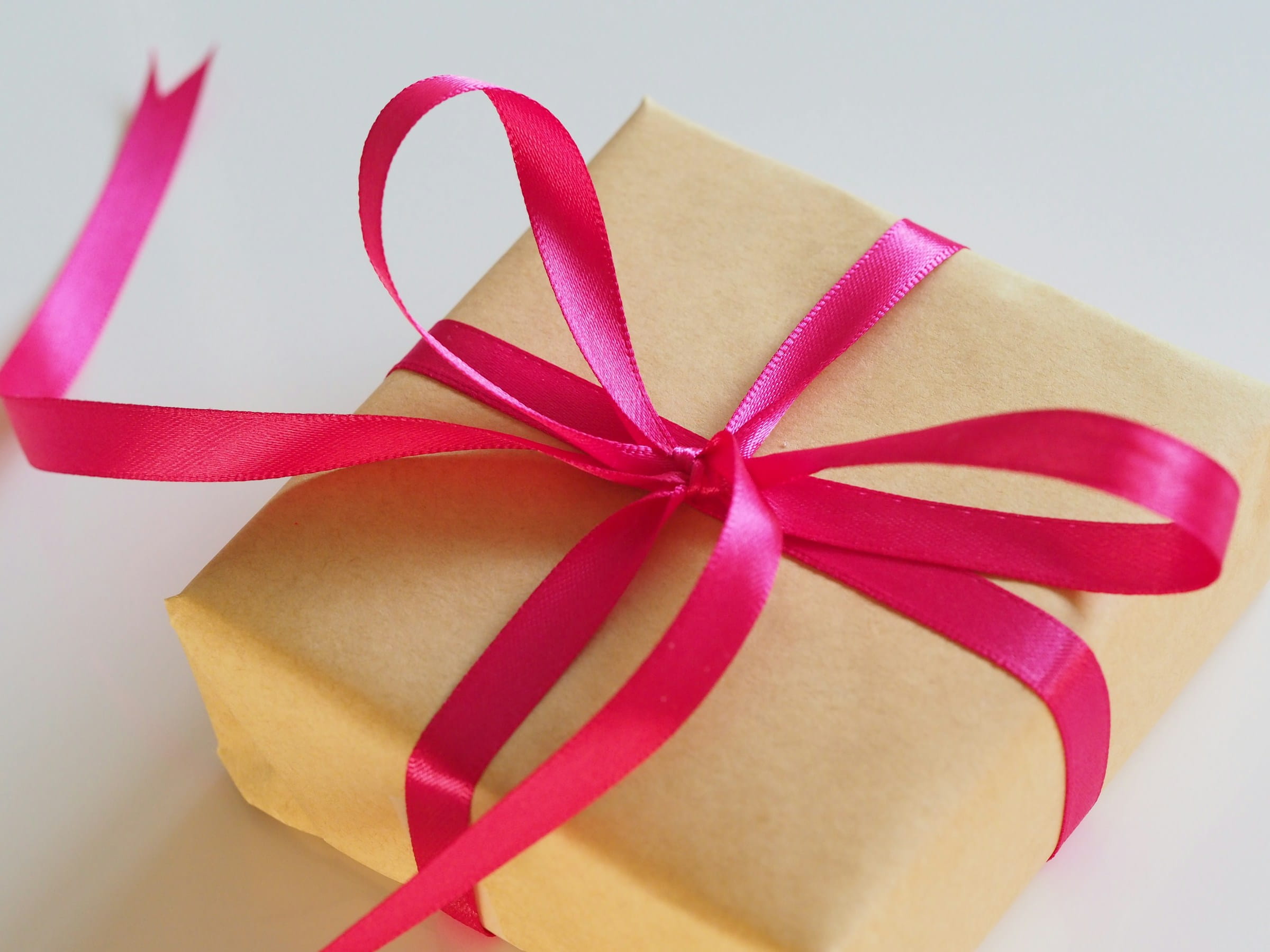 Unboxing Magic: How Bespoke Gifts & Presentation Turns Prize Winners into Brand Advocates
