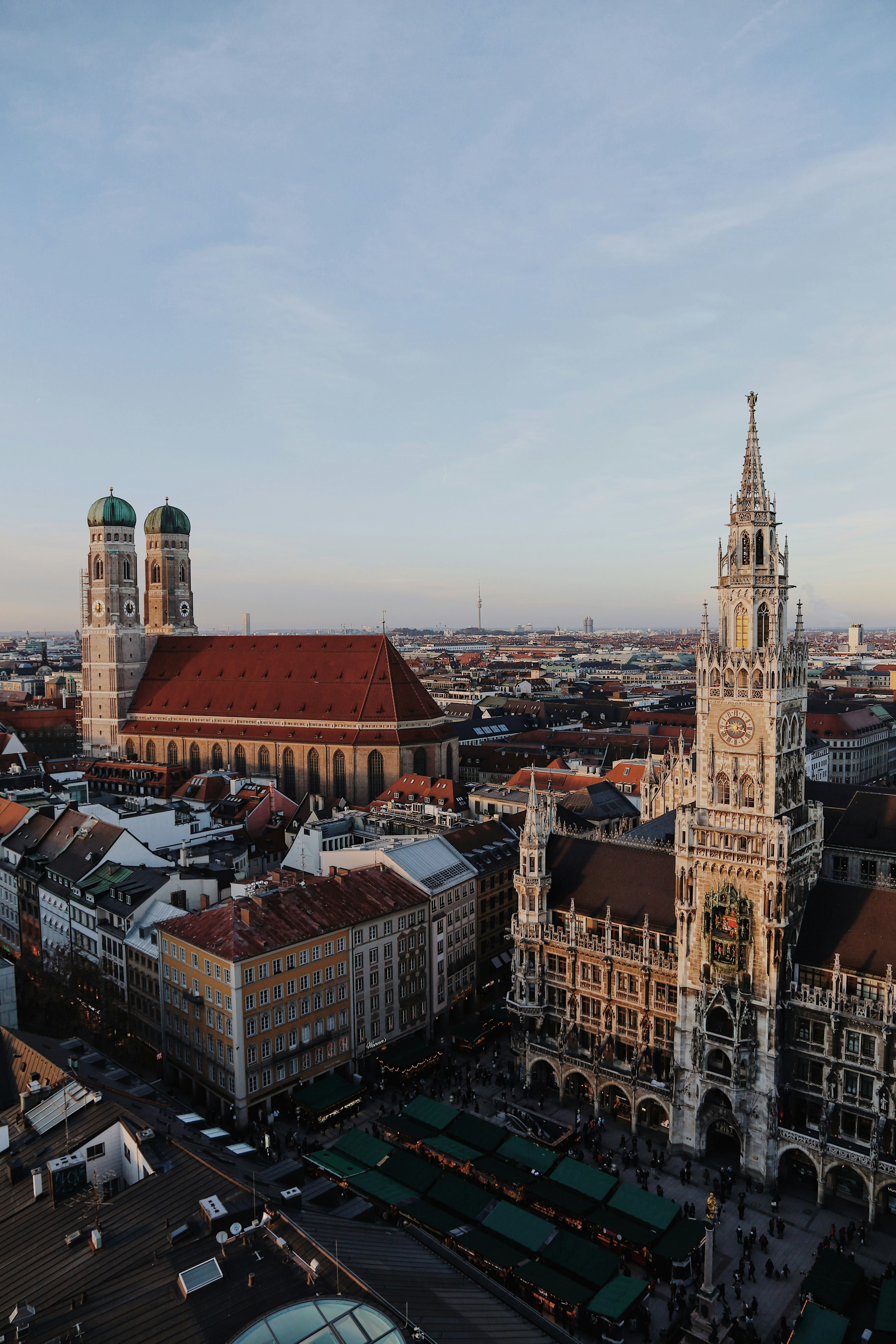 Moderne Skyline Münchens mit Frauenkirche und High-Tech-Gebäuden – Symbolbild für die Verbindung von Tradition und Innovation im bayerischen Technologiezentrum, Standort führender KI-Beratung für Automobilindustrie und Technologieunternehmen.