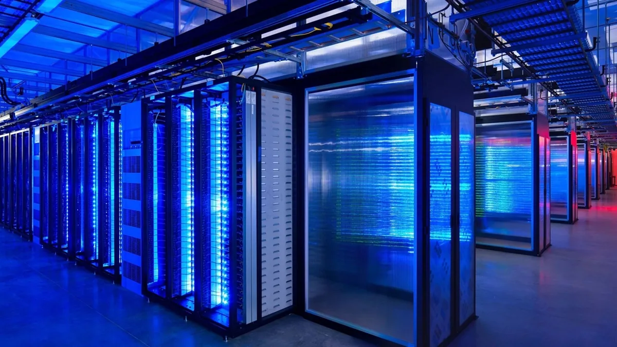 Serverraum mit blau beleuchteten Server-Racks als Symbol für lokale LLMs und KI-Souveränität