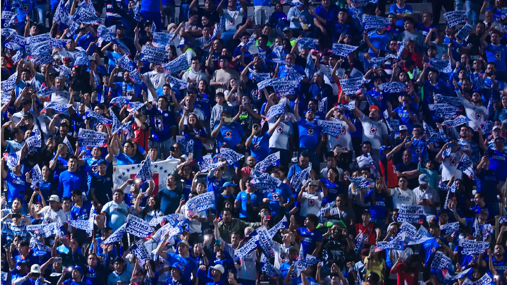 Fanáticos del Cruz Azul en el Estadio Universitario.