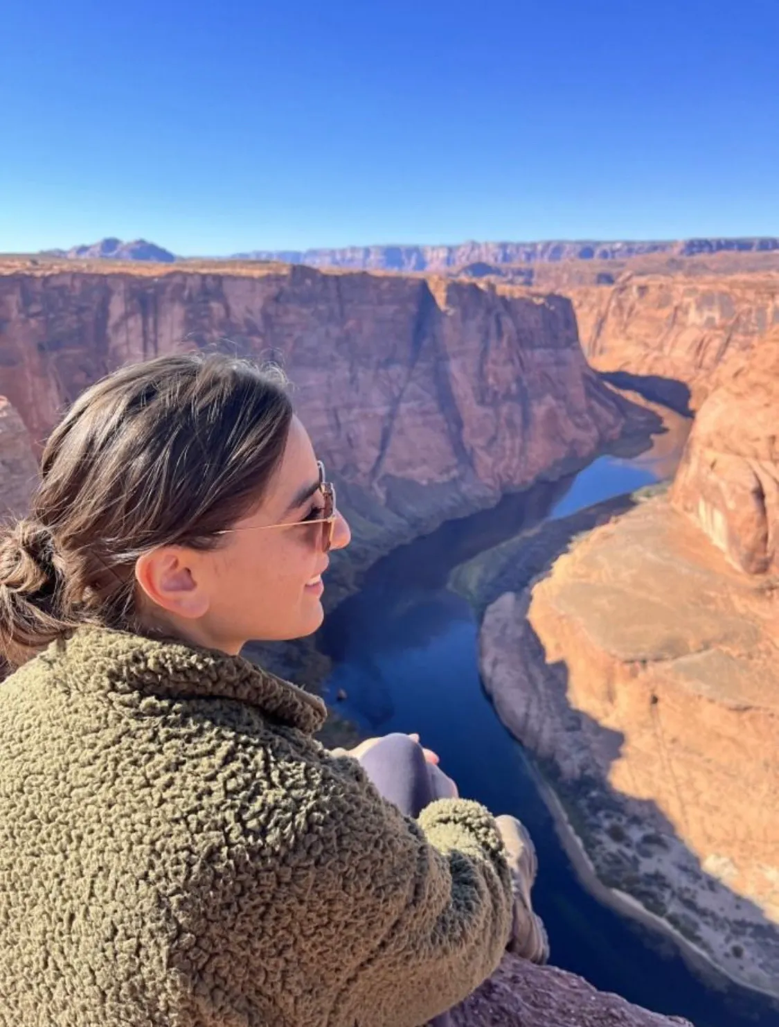 portrait au bord d'un canyon avec de l'eau