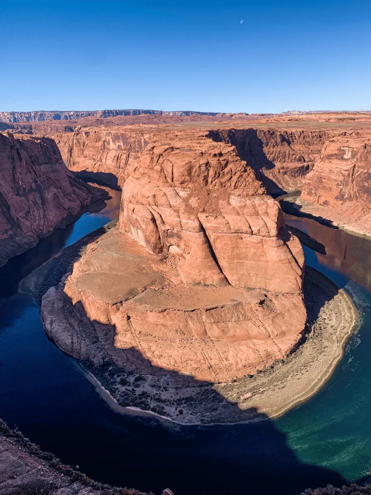 canyon entouré d'eau