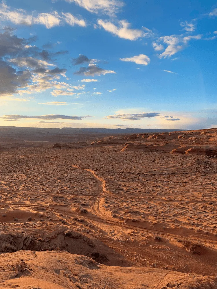 paysage lointain d'un désert avec des routes
