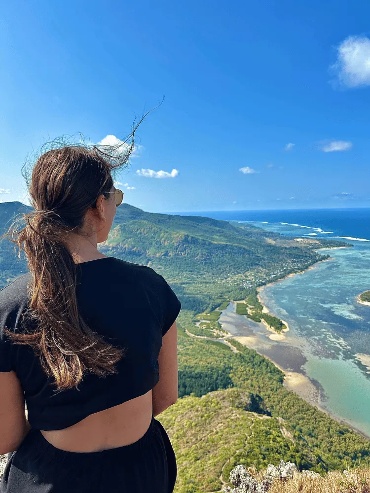 montagne avec l'océan et une personne