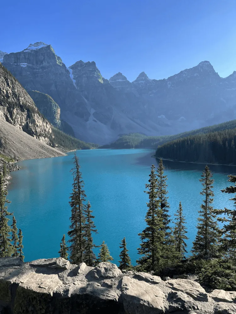 paysage de montagne avec un lac