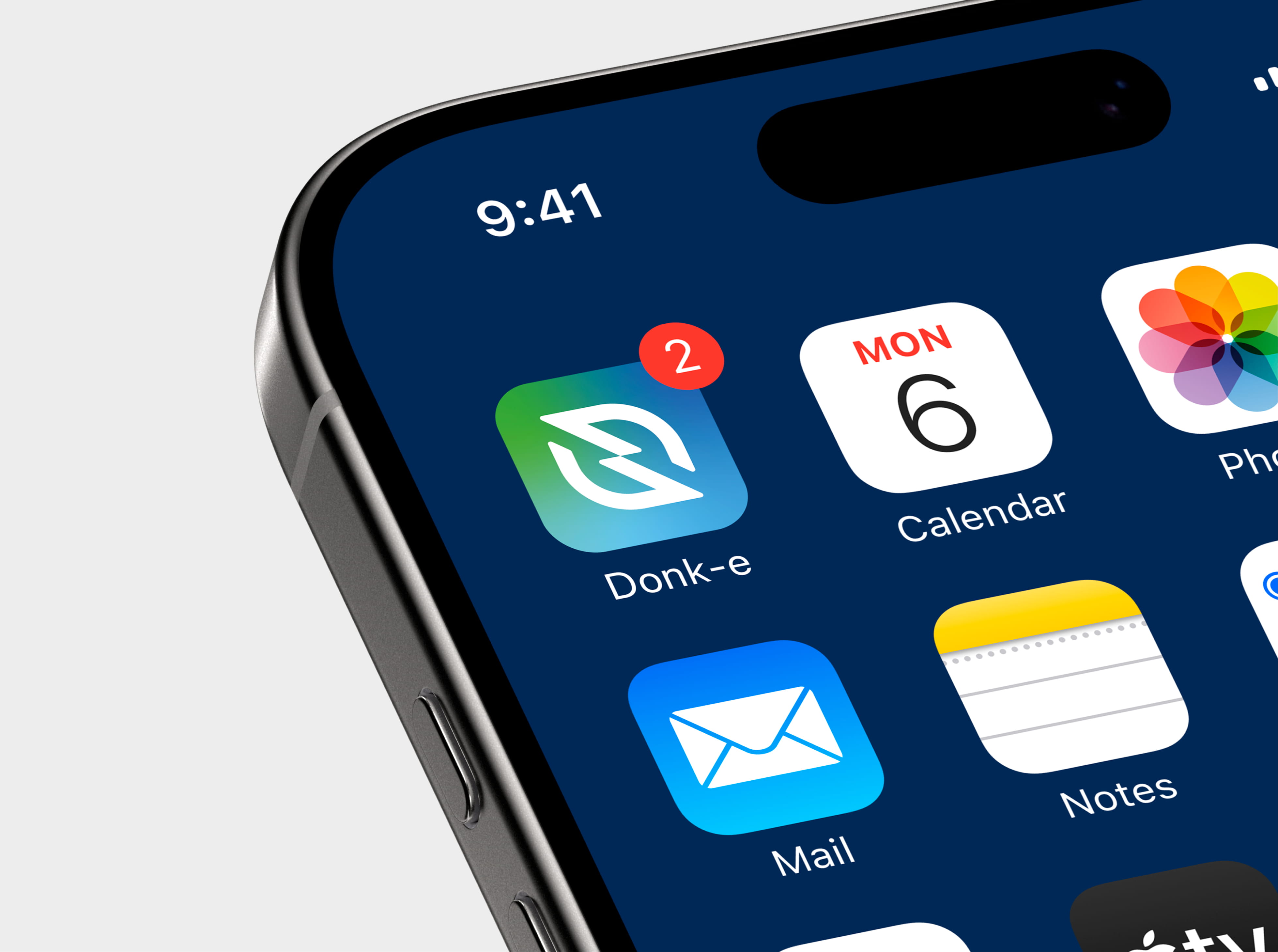 Deel van een smartphone met daarop een impressie voor een app-icoon van Donk-e.