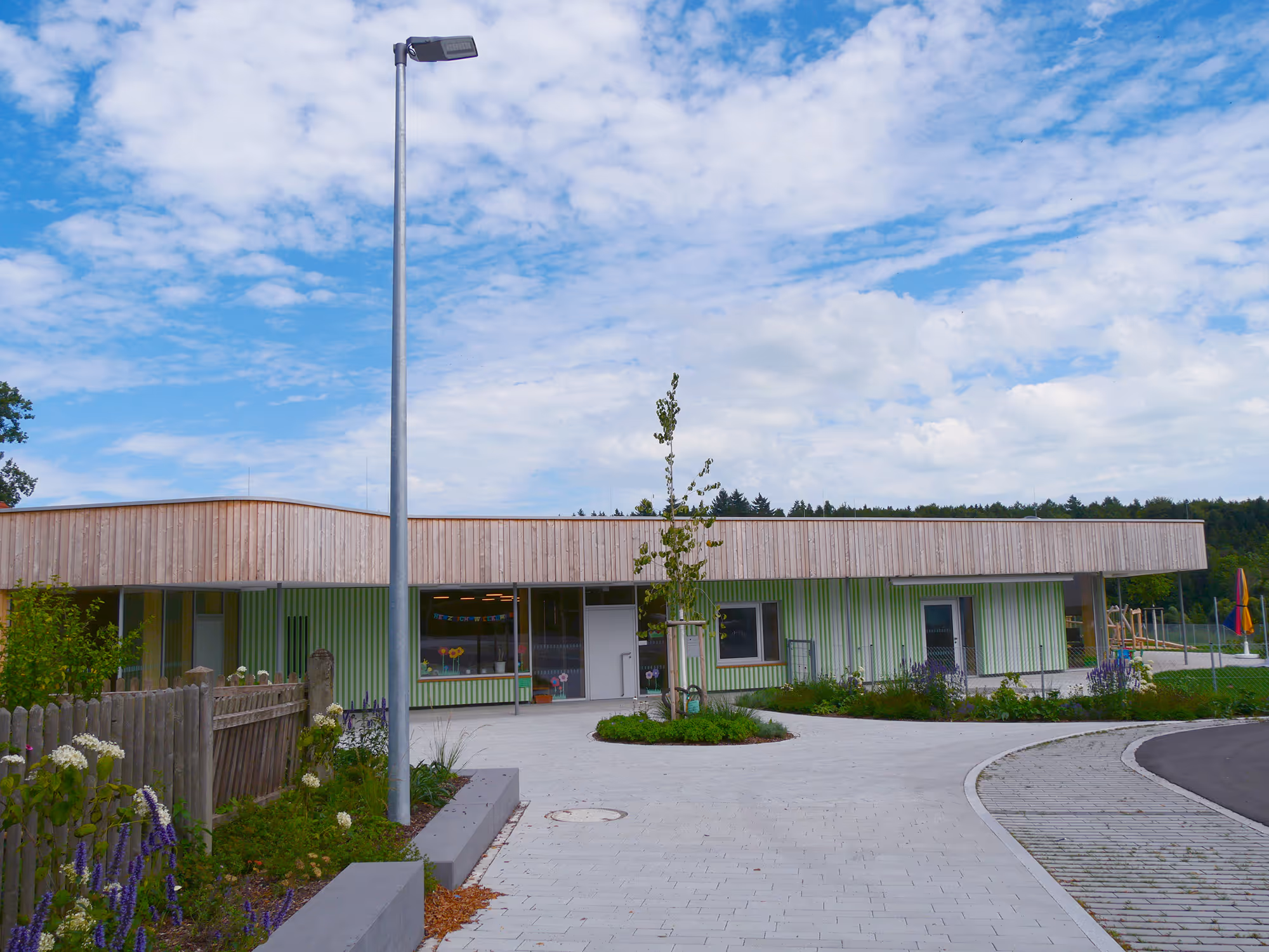 Außenansicht des Kindergartens Dickenreishausen mit moderner, energieeffizienter Elektroinstallation und Gebäudetechnik.