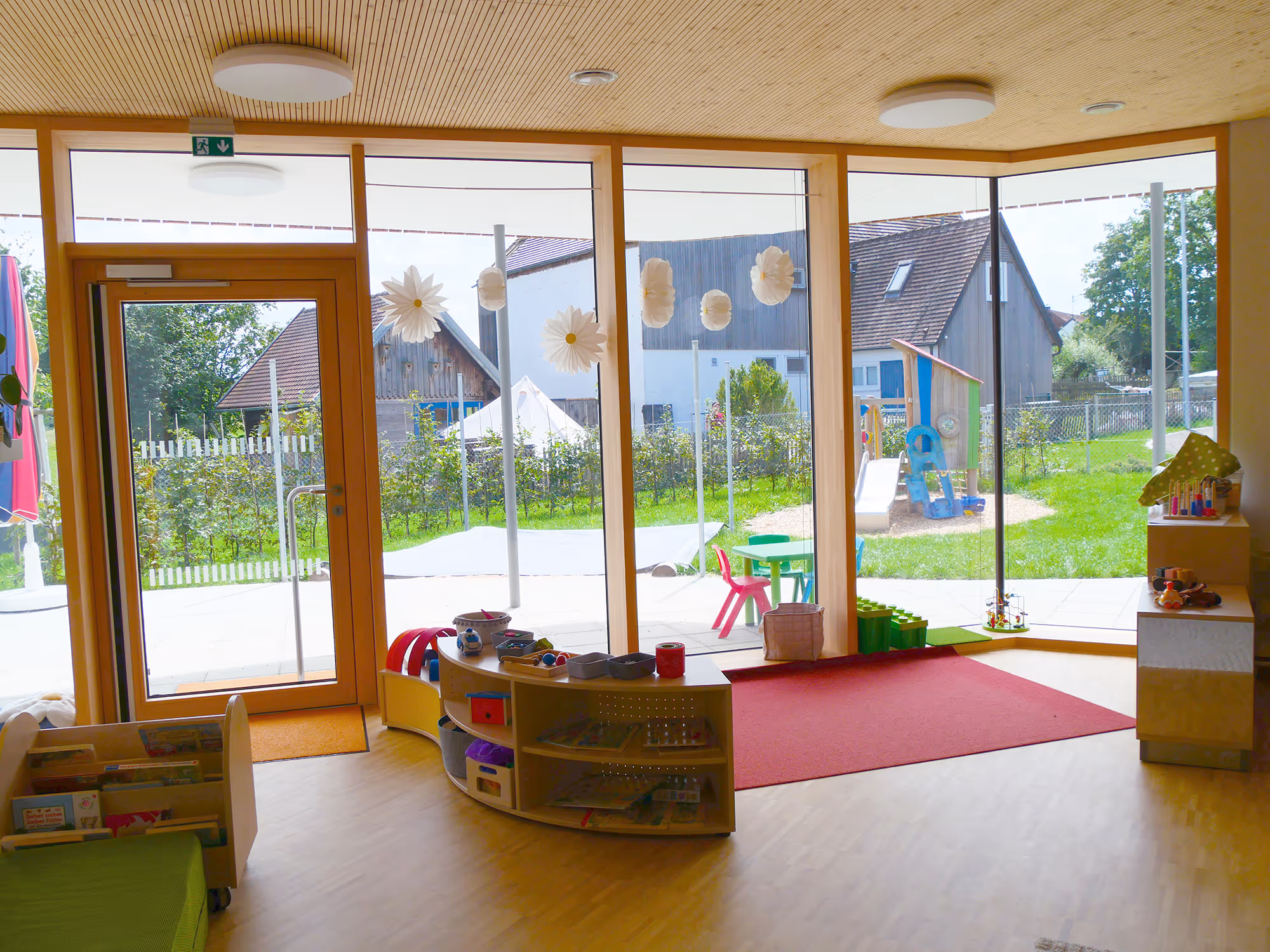 Gruppenraum im Kindergarten Dickenreishausen mit moderner Beleuchtung, sicherer Elektroinstallation und großer Fensterfront.