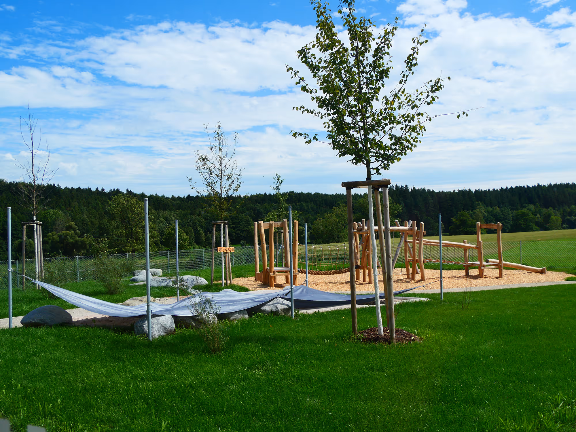 Außenbereich des Kindergartens Dickenreishausen mit sicherer Elektro- und Gebäudetechnik für kindgerechte Nutzung.