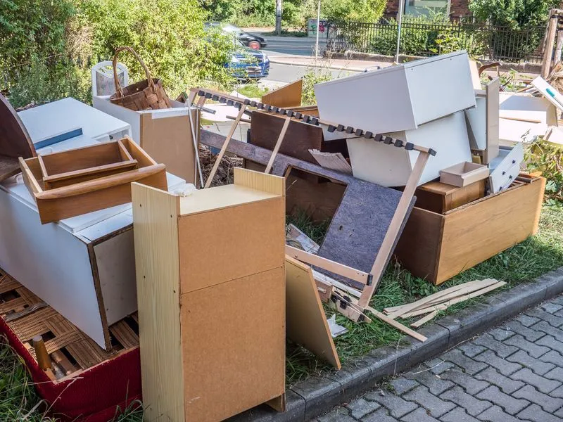 Alte Möbel und Sperrgut im Freien